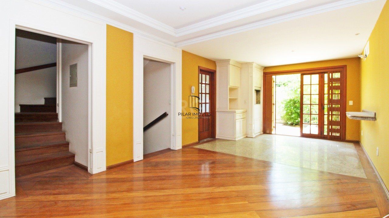   Excelente casa em condomínio com três (3) dormitórios, uma (1) suíte, duas (2) vagas de garagem próximo  ao Barra Shopping , no bairro  Cristal em Porto Alegre.