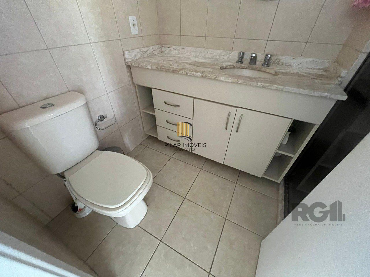 Apartamento de três quartos, suíte, churrasqueira e duas vagas de garagem (box duplo) no bairro Auxiliadora em Porto Alegre.