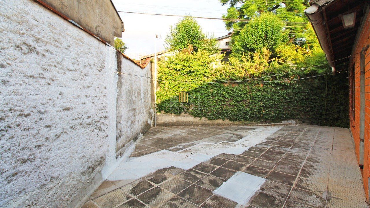Casa com quatro (4) dormitórios,  duas (2) vagas de garagem, no bairro Passo da Areia em Porto Alegre.