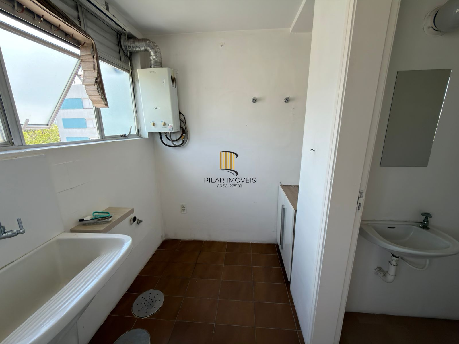 Apartamento de 2 quartos e 1 vaga de garagem no bairro Floresta em POA