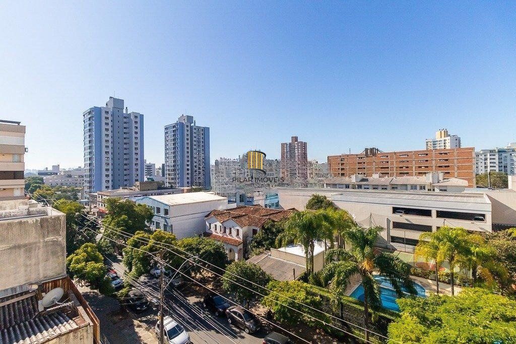  Apartamento de um quarto, suíte e uma vaga de garagem no bairro Menino Deus em Porto Alegre.