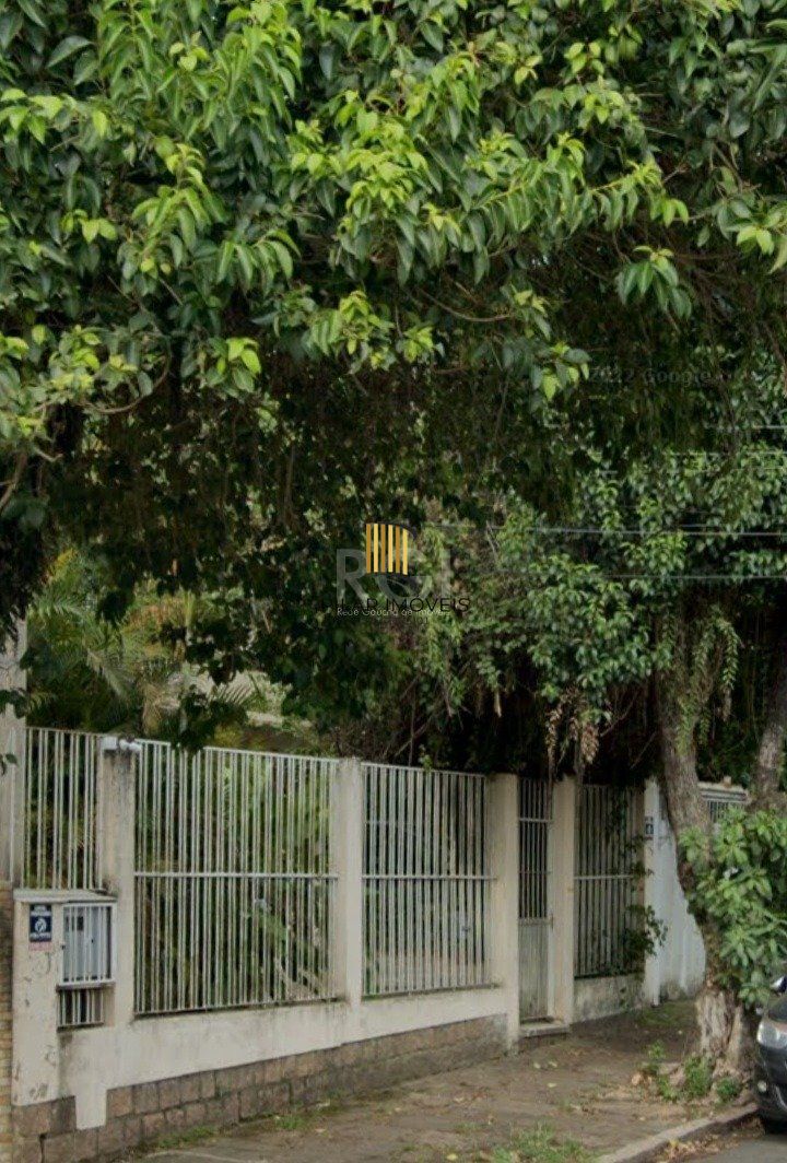 Casa com quatro (4) dormitórios,  duas (2) vagas de garagem, no bairro Passo da Areia em Porto Alegre. - Pilar Imóveis