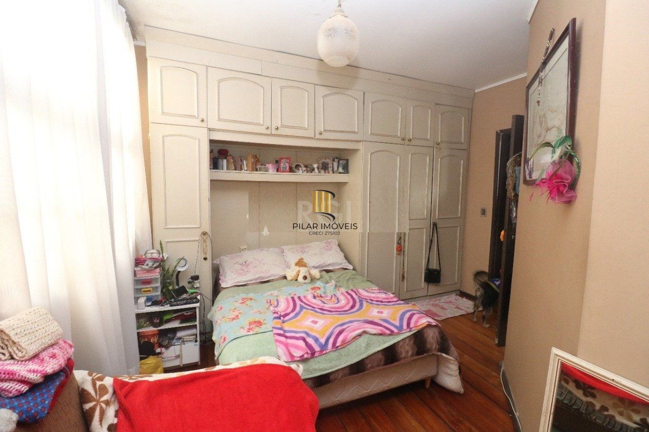 Casa para Venda - 250m²,  com  3 dormitórios, 1 suíte, sala ampla, copa cozinha, churrasqueira, lareira, banheiro social, dependência de empregada, 3 vagas - Medianeira