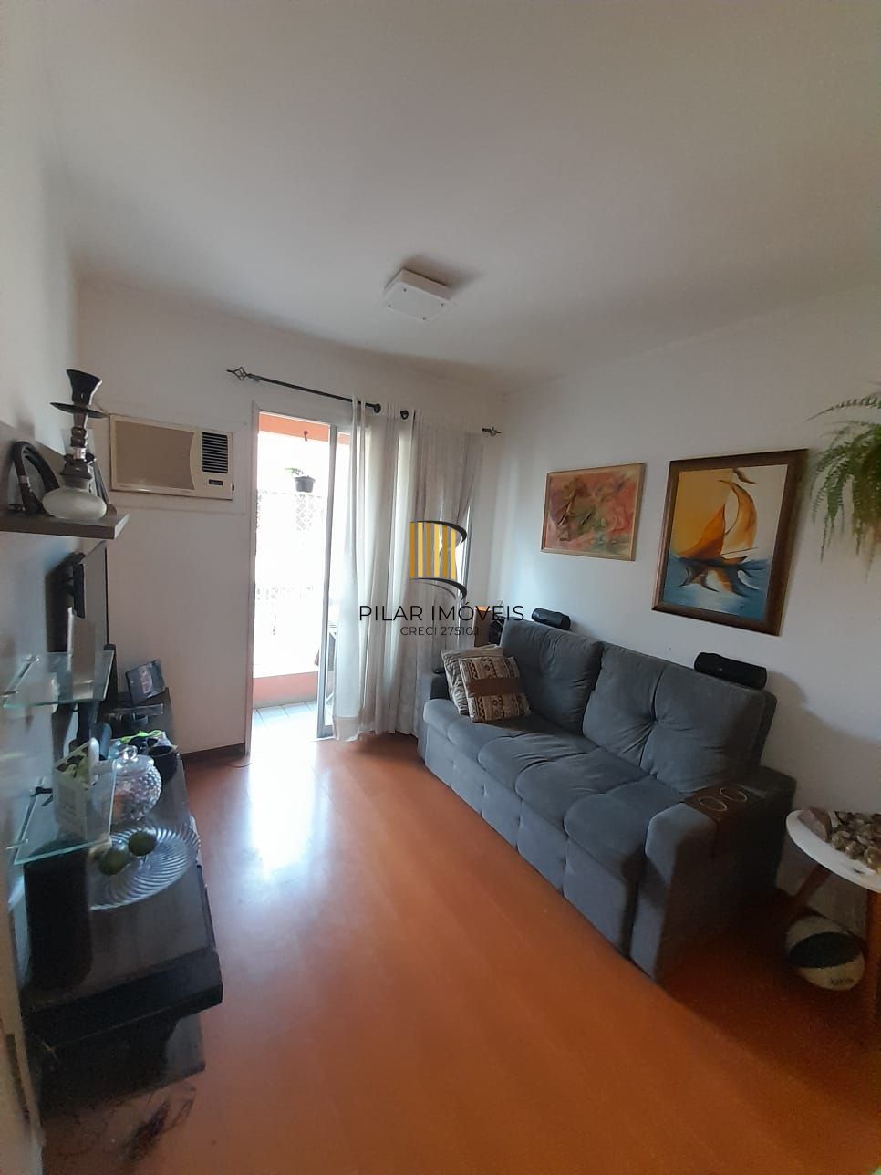 Apartamento de dois quartos e uma vaga de garagem em condomínio com infraestrutura de lazer e segurança.