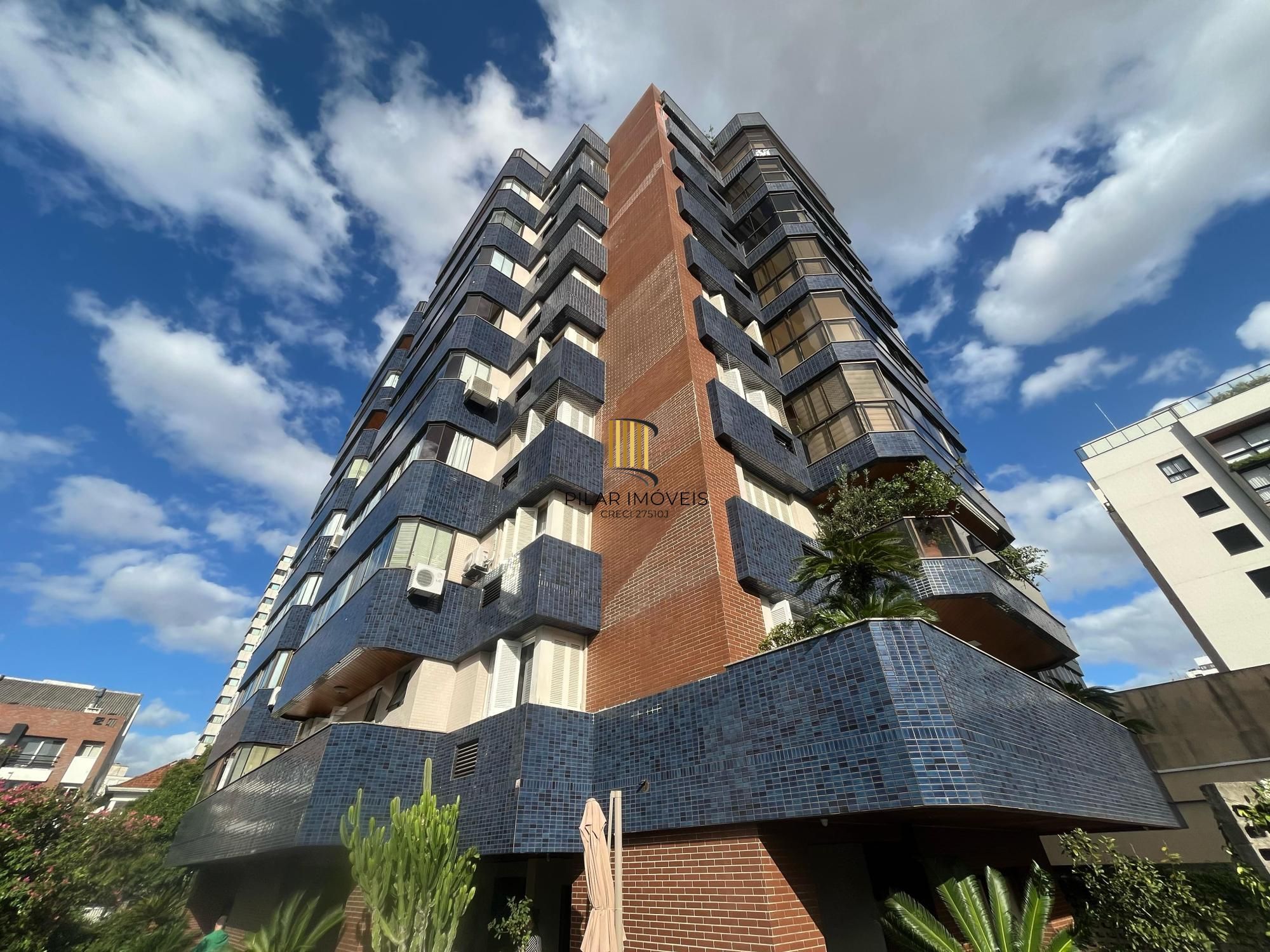 Apartamento 3 quartos, suíte, sacada, lareira, churrasqueira, 2 vagas de garagem