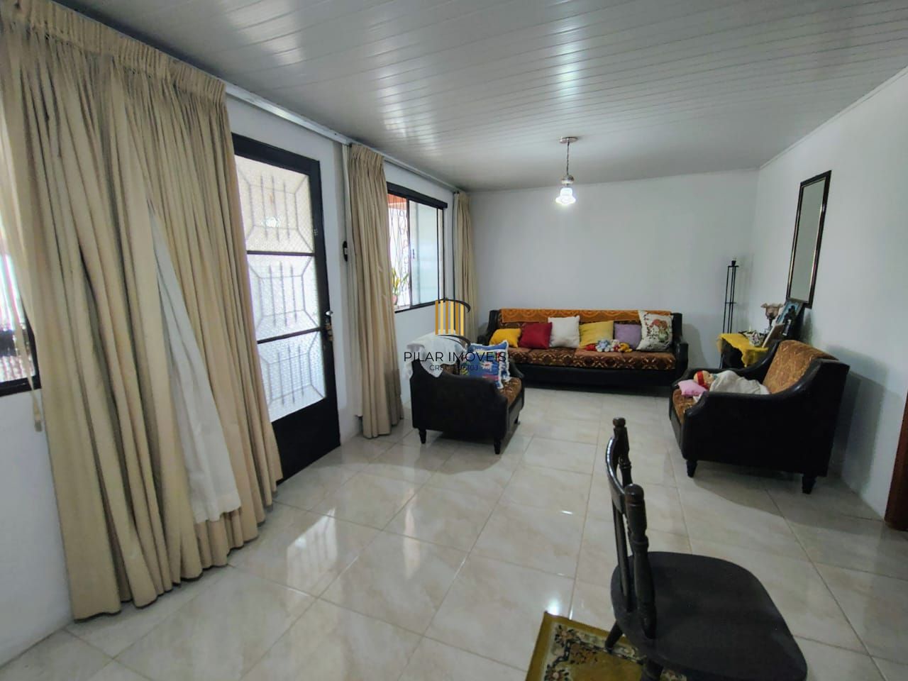 Casa 3 dormitórios e 3 vagas de garagem.