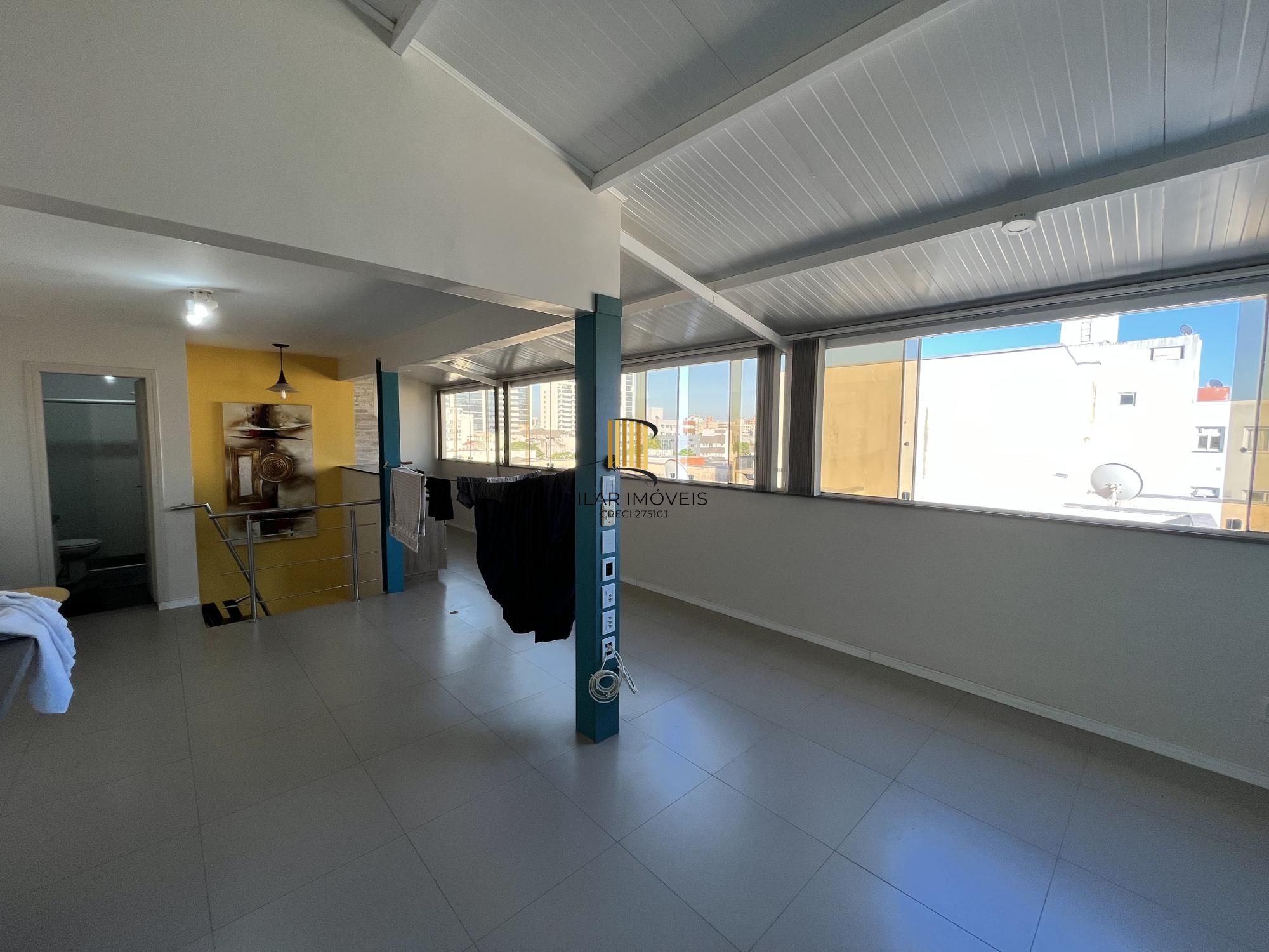 Apartamento de 2 quartos, suíte e 1 vaga de garagem no bairro Santana em POA/RS