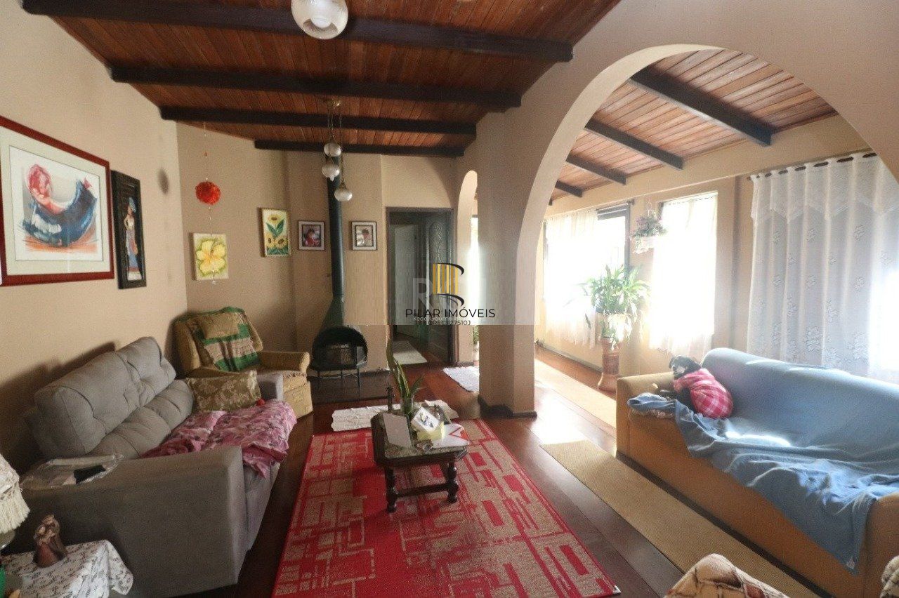 Casa para Venda - 250m²,  com  3 dormitórios, 1 suíte, sala ampla, copa cozinha, churrasqueira, lareira, banheiro social, dependência de empregada, 3 vagas - Medianeira