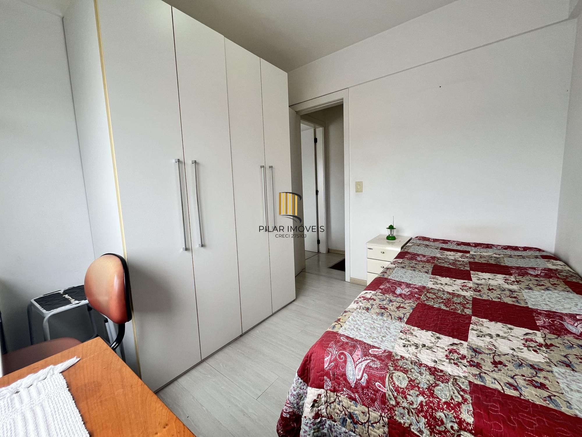 Apartamento de 2 quartos, suíte e 1 vaga de garagem no bairro Azenha em POA/RS