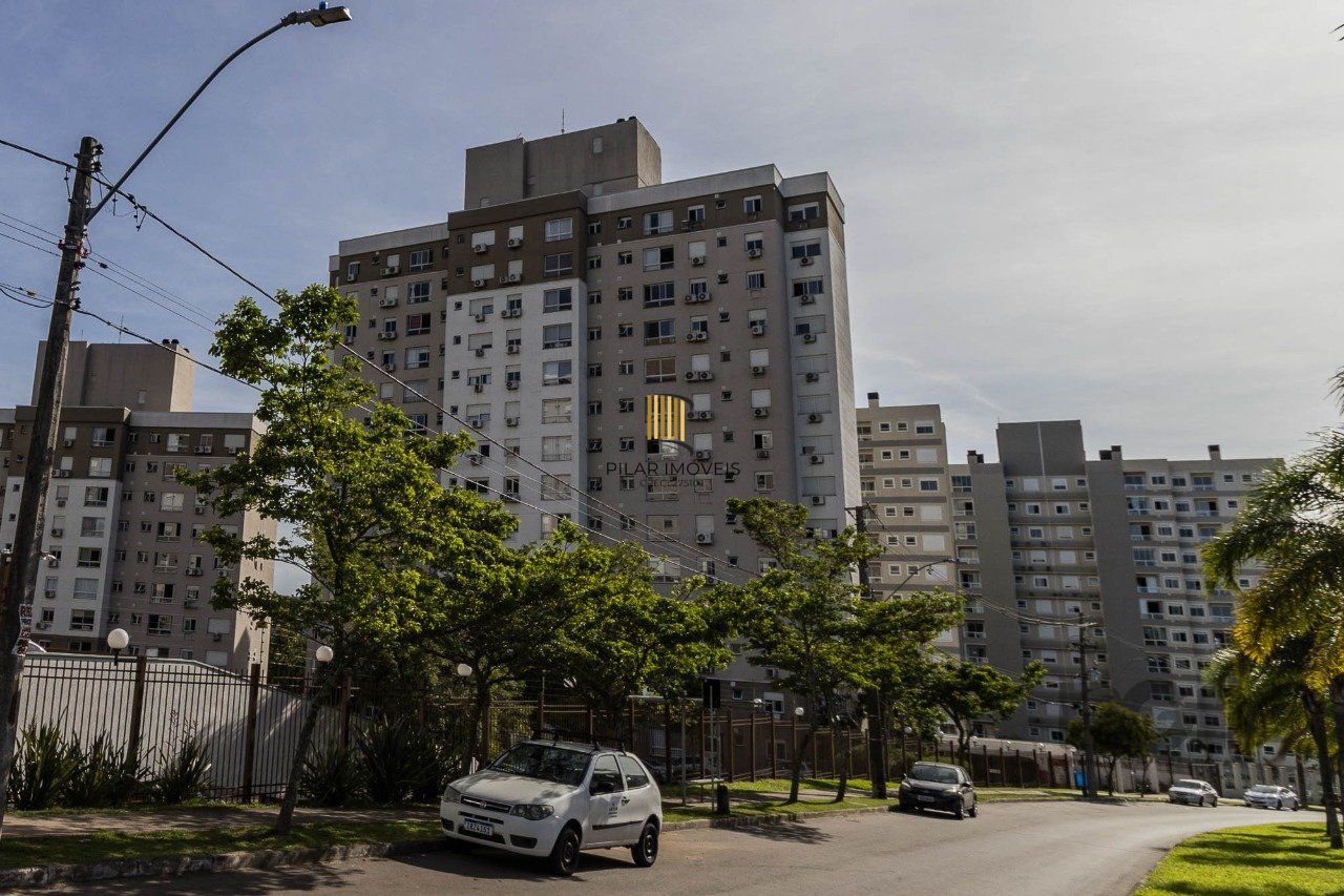   Excelente apartamento semi mobiliado de 3 quartos (dormitórios) transformados em 2 quartos, suíte, churrasqueira e 2 vagas de garagem no bairro Jardim Carvalho em Porto Alegre.