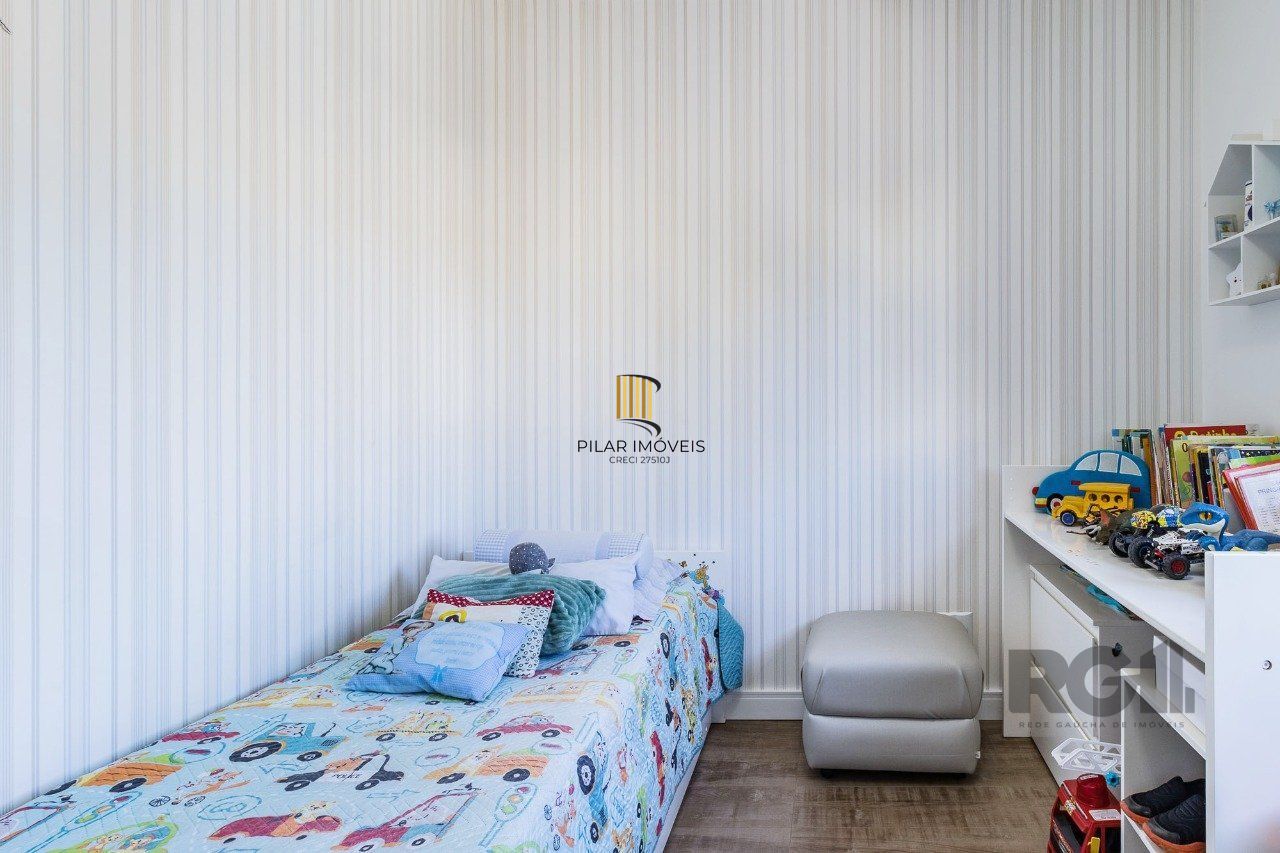 Apartamento de três quartos, suíte e duas vagas de garagem no bairro Rio Branco em Porto Alegre.