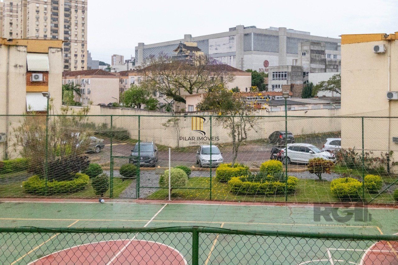 Apartamento de três dormitórios com vaga no Conjunto Residencial Roque Calage, bairro Passo da Areia em Porto Alegre.