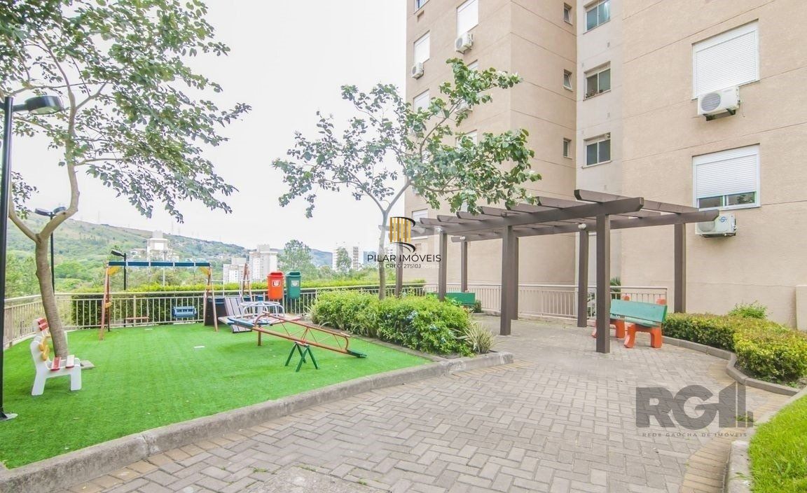 Apartamento de três dormitórios, suíte e uma vaga de garagem no bairro Jardim Carvalho em Porto Alegre.