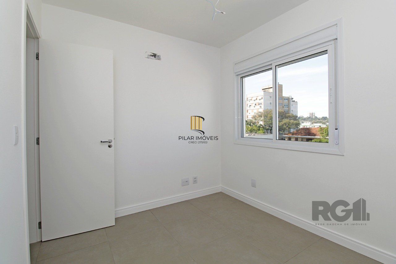 Apartamento de dois dormitórios, suíte e uma vaga de garagem no bairro Petrópolis em Porto Alegre.