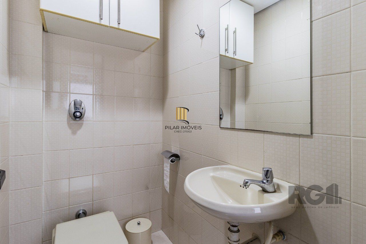Apartamento de três quartos, suíte e duas vagas de garagem no bairro Mont Serrat em Porto Alere,