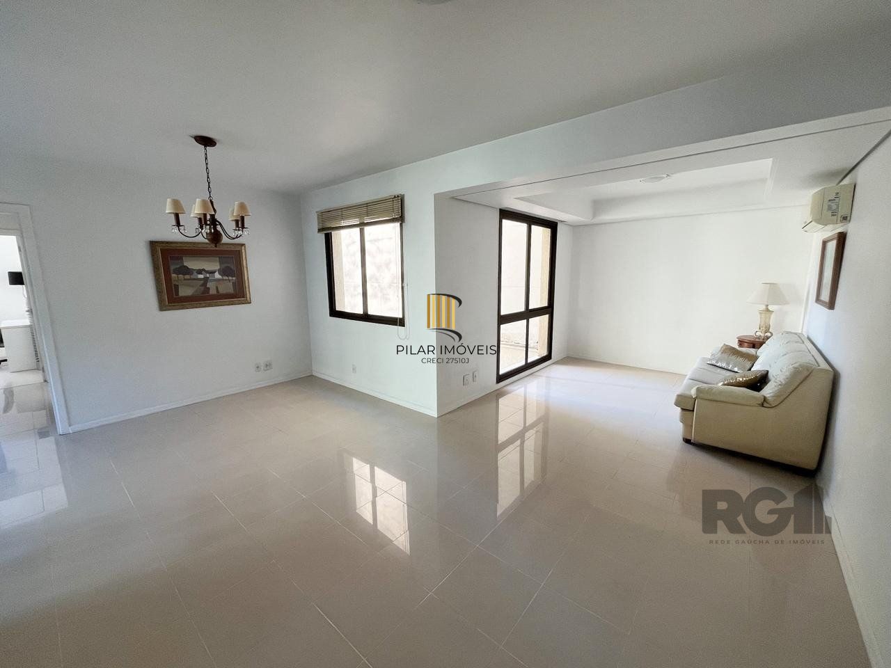 Apartamento de três quartos, suíte, churrasqueira e duas vagas de garagem (box duplo) no bairro Auxiliadora em Porto Alegre.