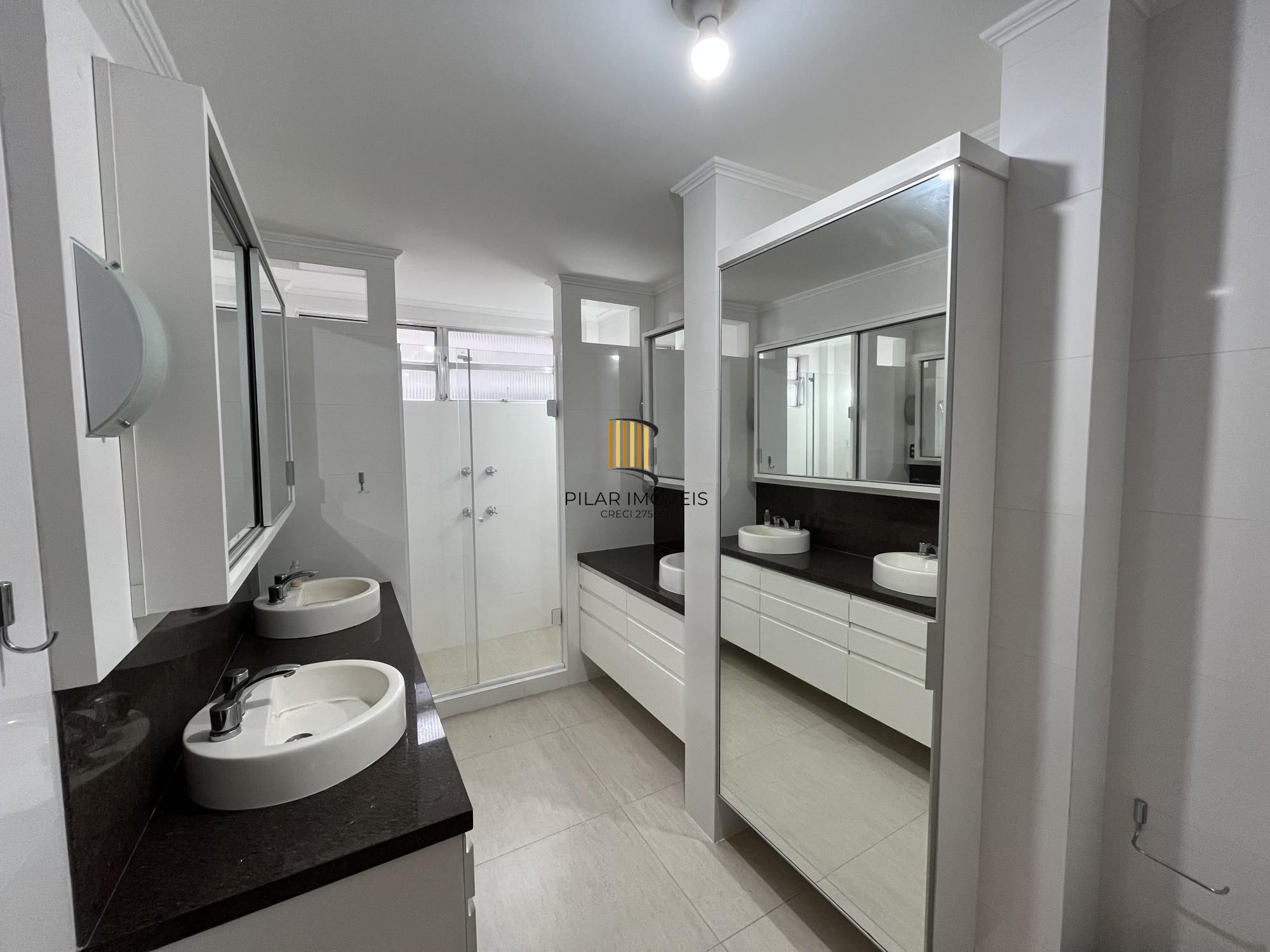 Apartamento de 3 quartos, suíte e 2 vagas de garagem no bairro Farroupilha POA