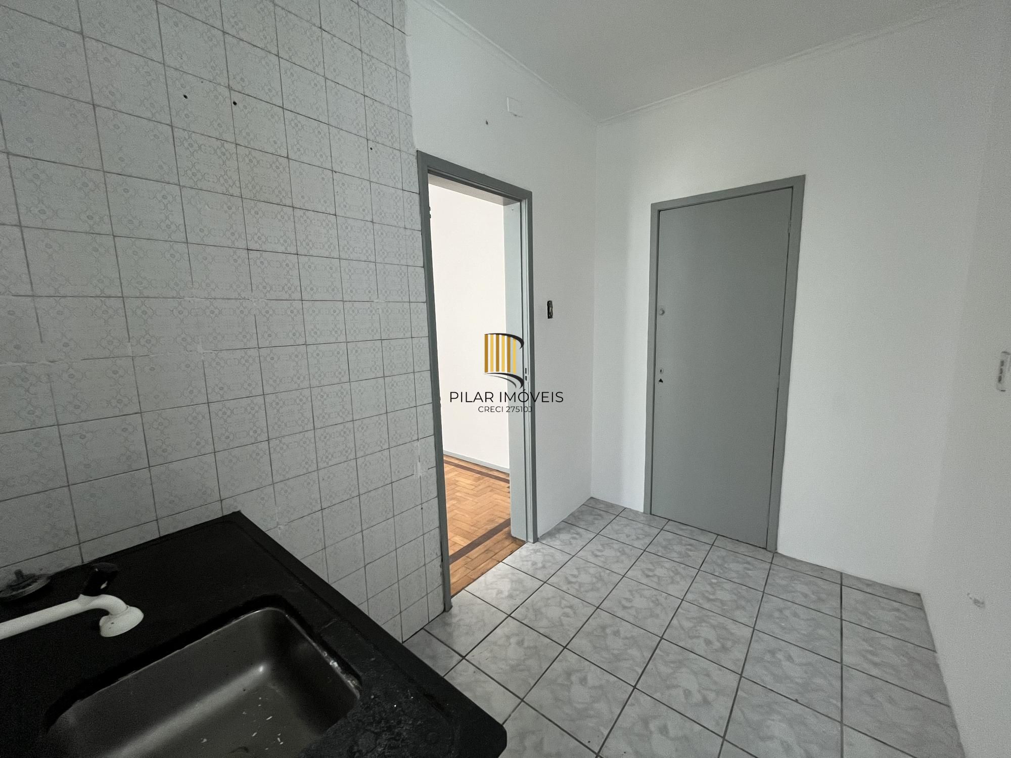 Apartamento de dois quartos em prédio com elevador no bairro Bom Fim em POA/RS