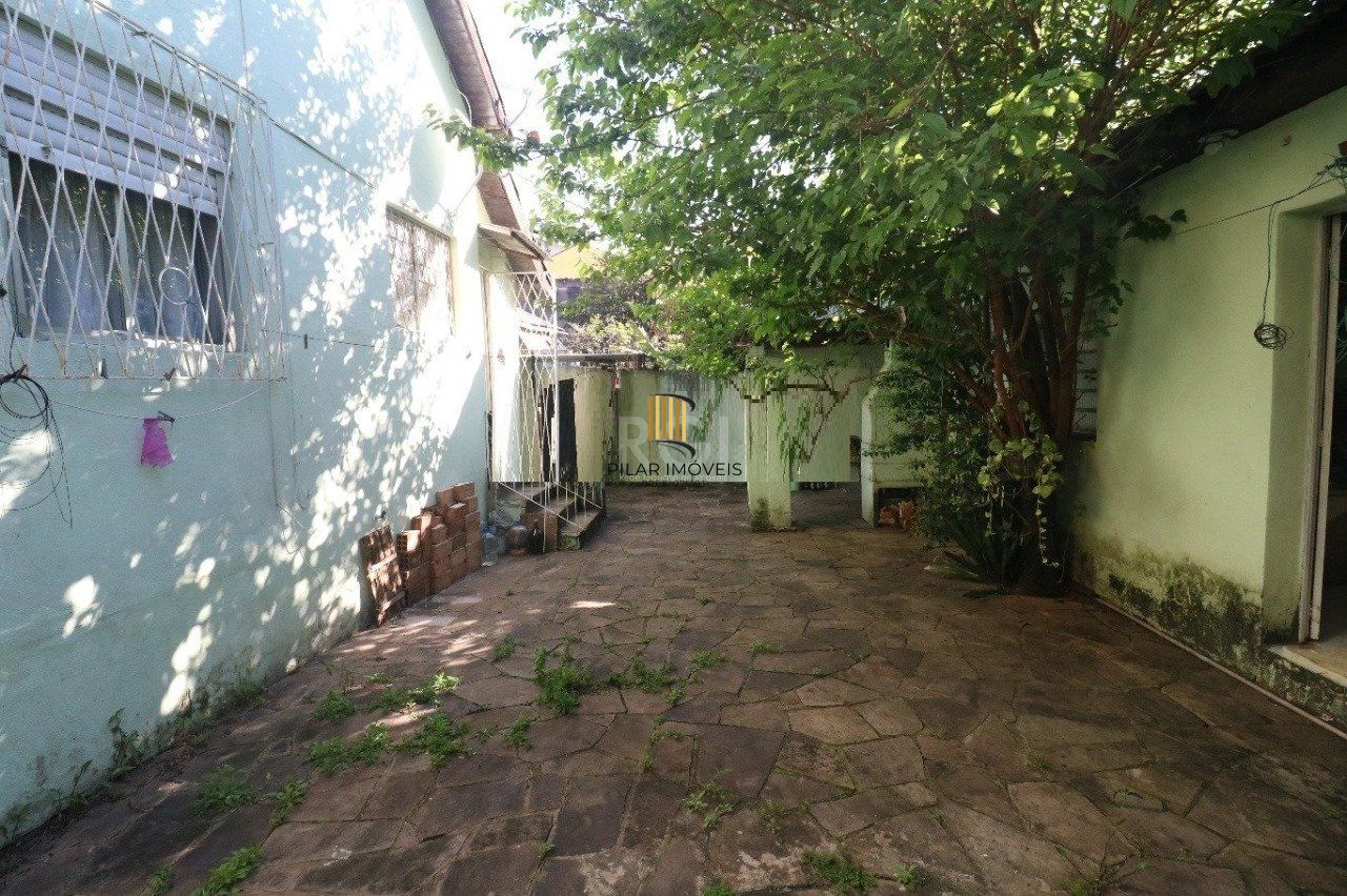 Casa para Venda - 250m²,  com  3 dormitórios, 1 suíte, sala ampla, copa cozinha, churrasqueira, lareira, banheiro social, dependência de empregada, 3 vagas - Medianeira