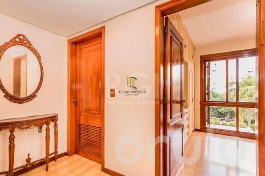 Cobertura para Venda - 244m², 3 dormitórios, sendo 1 suites, 2 vagas - Petrópolis