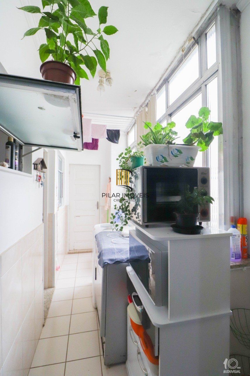 Apartamento á venda com 3 dormitórios com 1 suíte com sacada + 2 sacadas na sala e living, 233,85M²  e 1 vaga de garagem escriturada e coberta, no Bairro Independência em Porto Alegre.