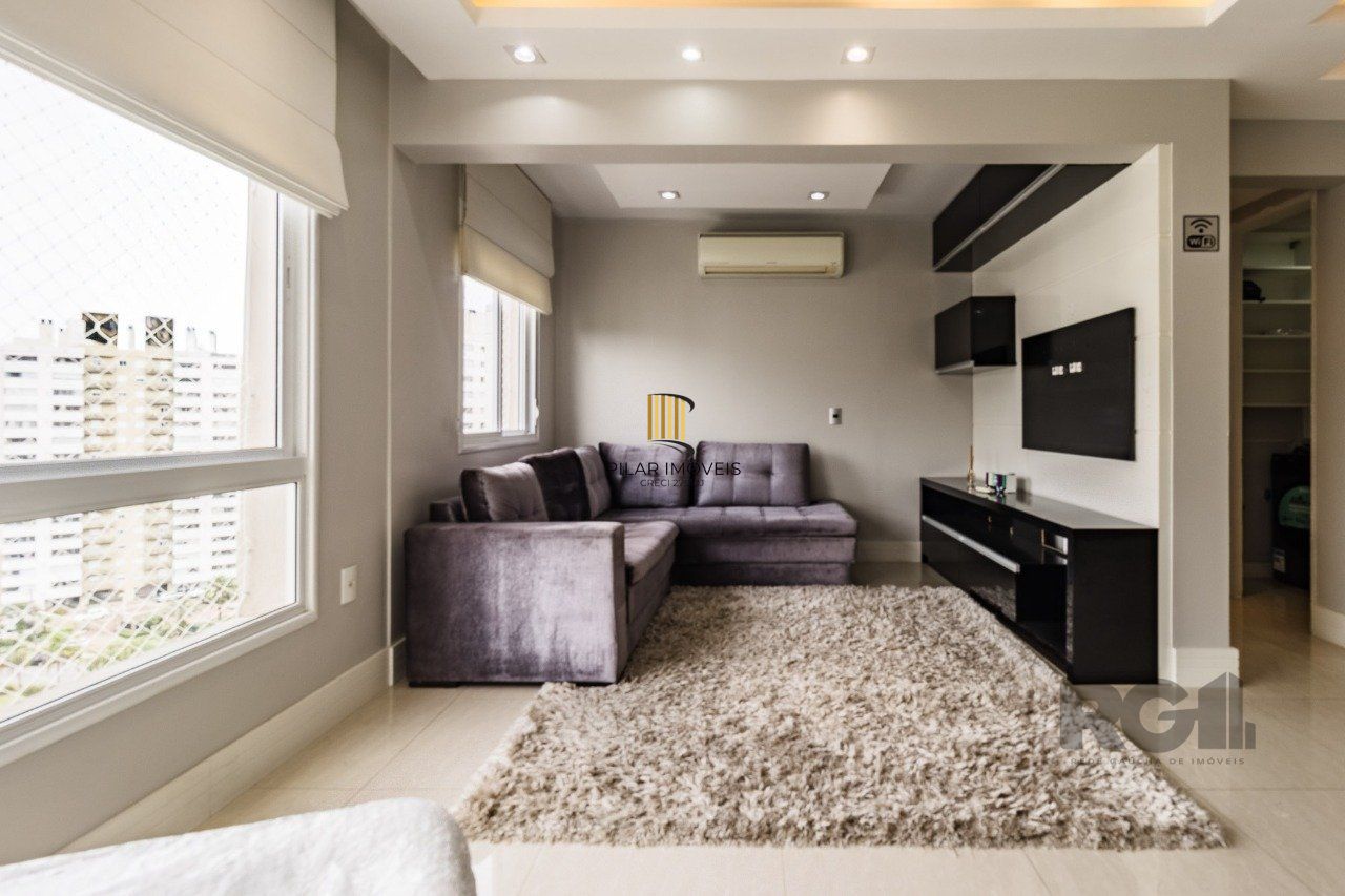   Excelente apartamento semi mobiliado de 3 quartos (dormitórios) transformados em 2 quartos, suíte, churrasqueira e 2 vagas de garagem no bairro Jardim Carvalho em Porto Alegre.