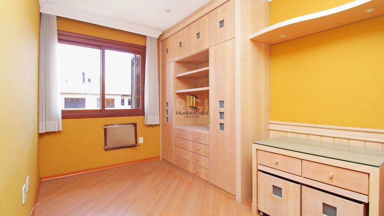   Excelente casa em condomínio com três (3) dormitórios, uma (1) suíte, duas (2) vagas de garagem próximo  ao Barra Shopping , no bairro  Cristal em Porto Alegre.