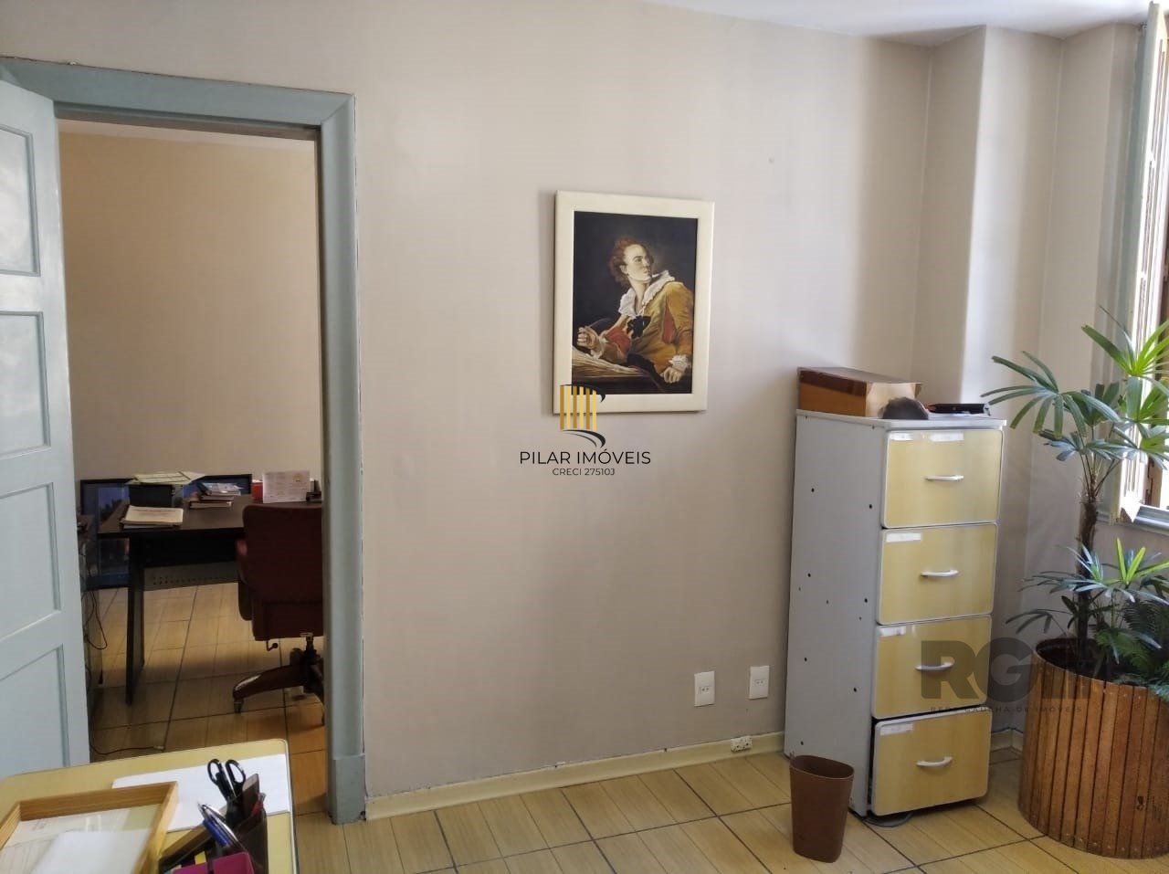 Vende sala com excelente localização próximo do Mercado Público, frente, andar alto. Condomínio oferece: Portaria em horário comercial, elevadores e câmeras de vigilância.