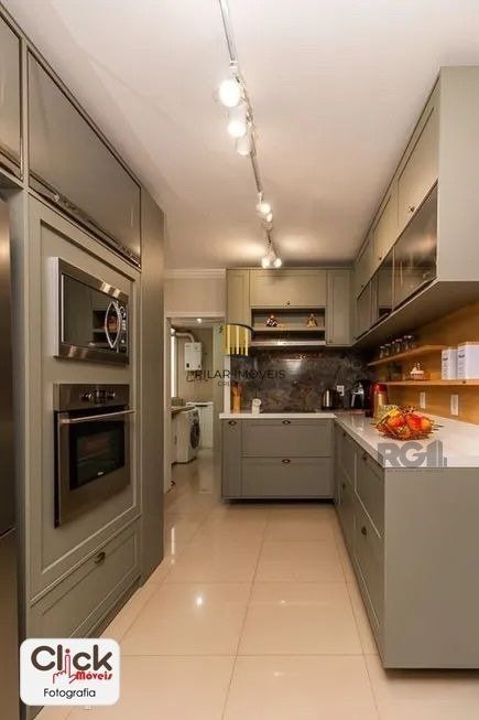 Apartamento 4 dormitórios, sendo 1 suíte, 193 m² de área privativa e 2 vaga(s) de garagem. Localizado na Rua/Av. Carlos Gomes, no bairro Auxiliadora em Porto Alegre.