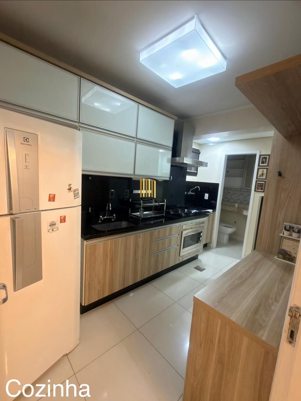 Apartamento de 2 quartos, suíte e 1 vaga de garagem no bairro Menino Deus em POA