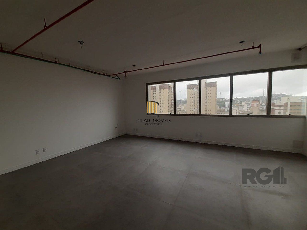 Excelente sala comercial no Menino Deus, com uma vaga de garagem. - Pilar Imóveis