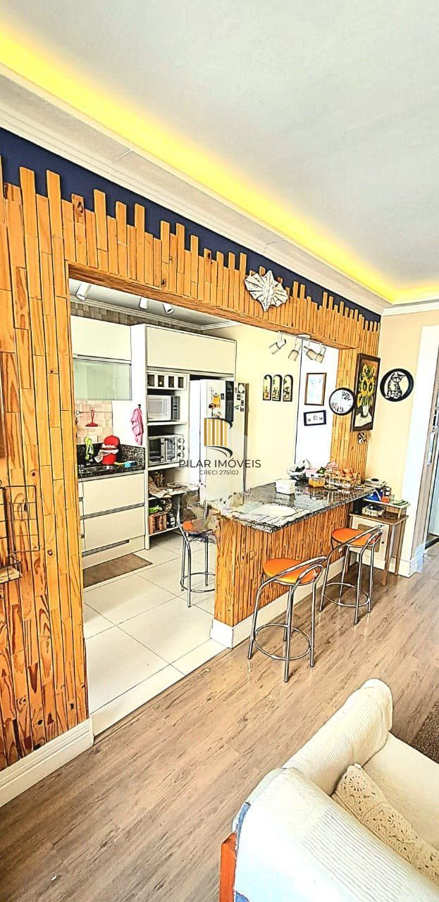Apartamento de dois quartos e uma vaga de garagem no bairro Menino Deus