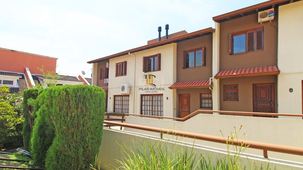  Excelente casa em condomínio com três (3) dormitórios, uma (1) suíte, duas (2) vagas de garagem próximo  ao Barra Shopping , no bairro  Cristal em Porto Alegre.