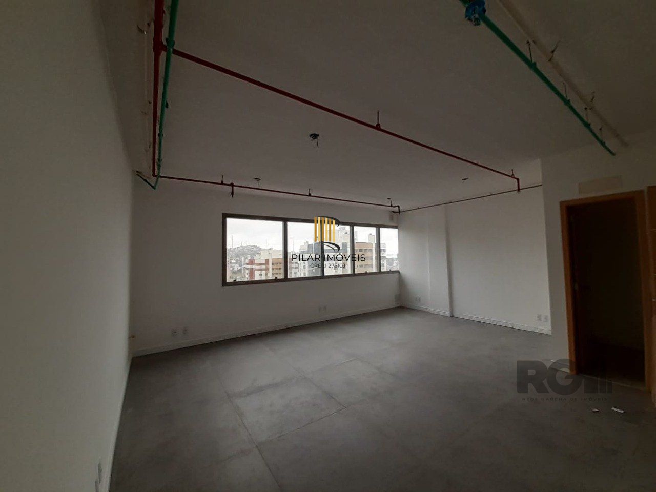 Excelente sala comercial no Menino Deus, com uma vaga de garagem.