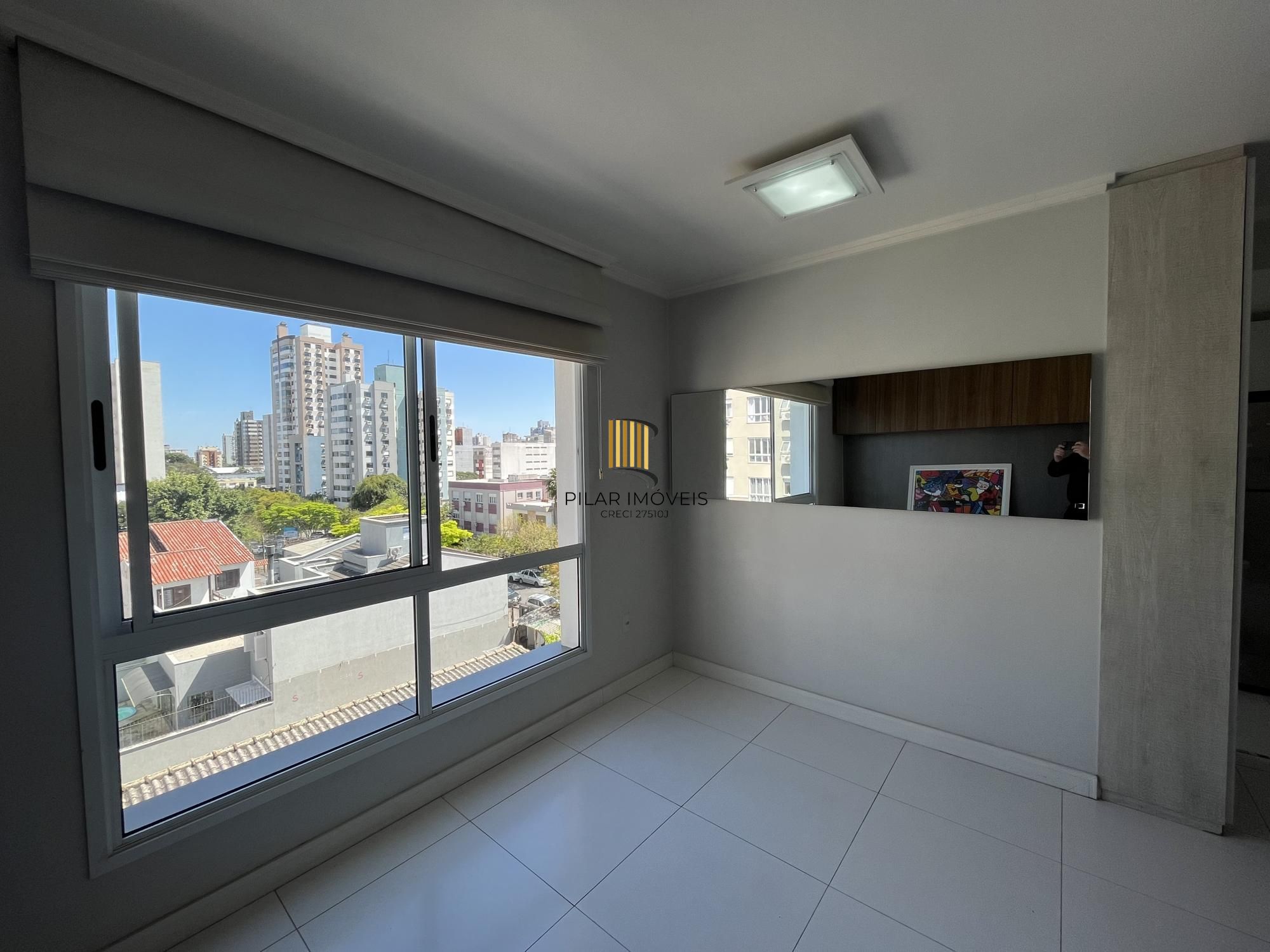 Apartamento de um quarto e uma vaga de garagem no bairro Menino Deus em POA/RS