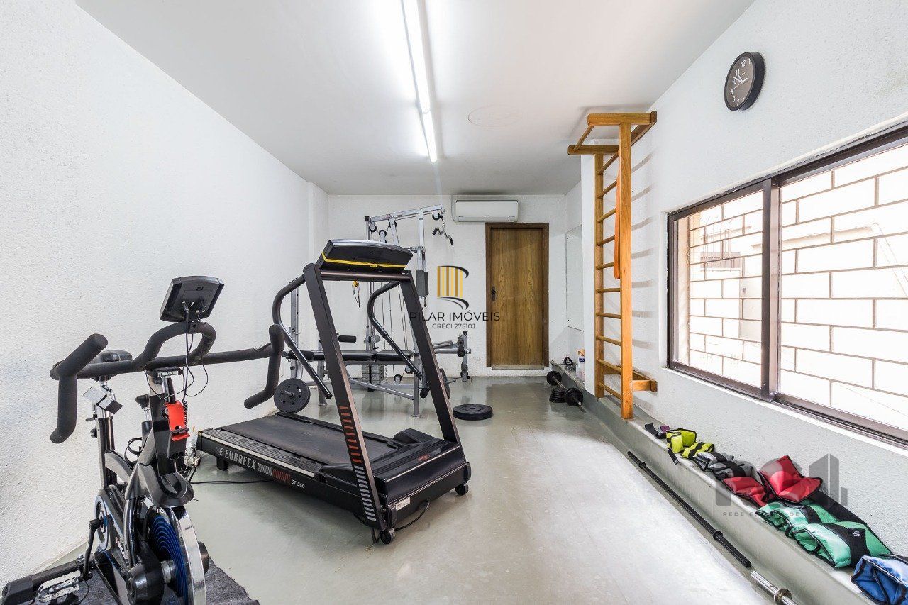 Apartamento de três quartos, suíte e duas vagas de garagem no bairro Mont Serrat em Porto Alere,