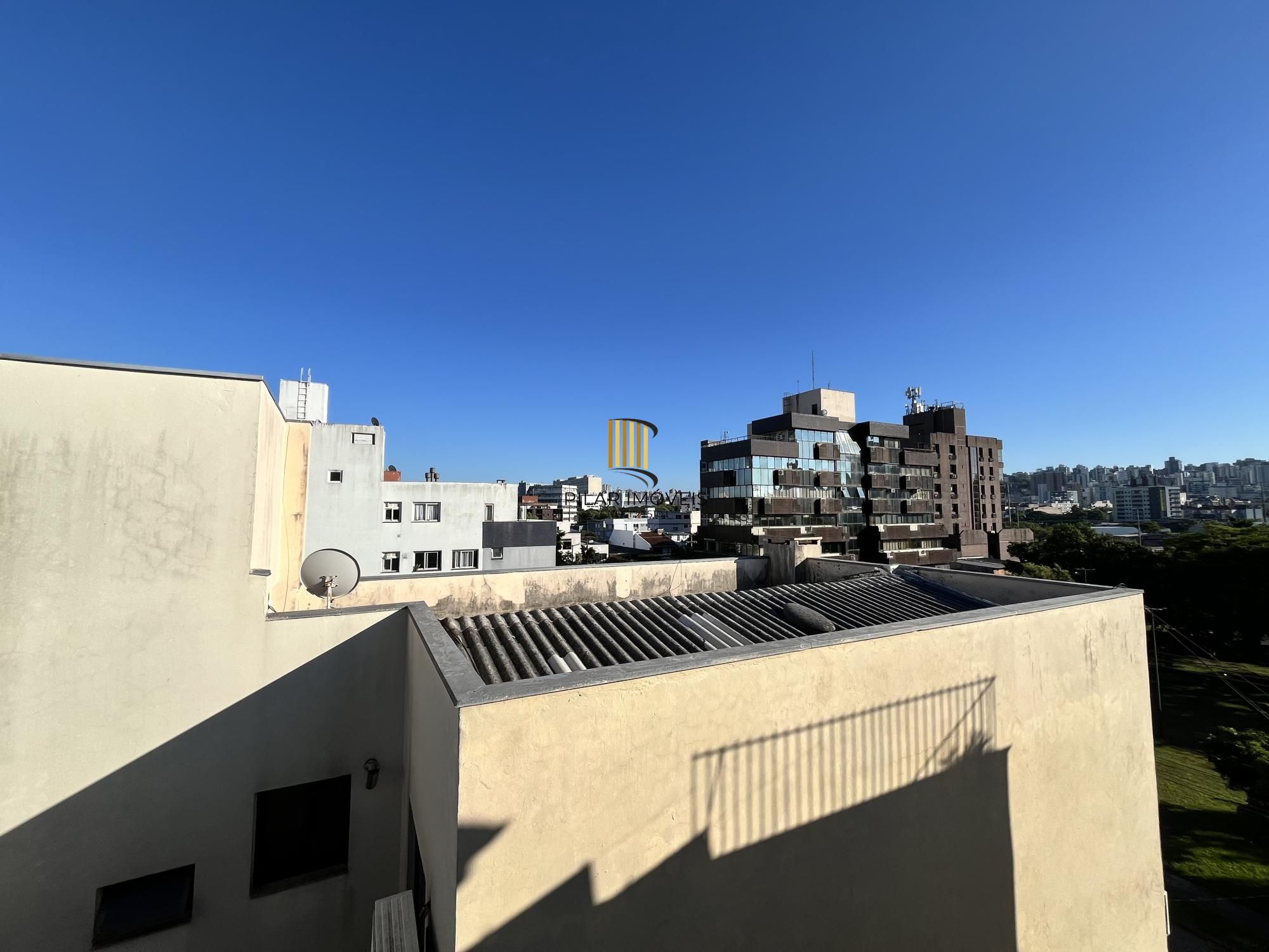 Apartamento de 2 quartos, suíte e 1 vaga de garagem no bairro Santana em POA/RS