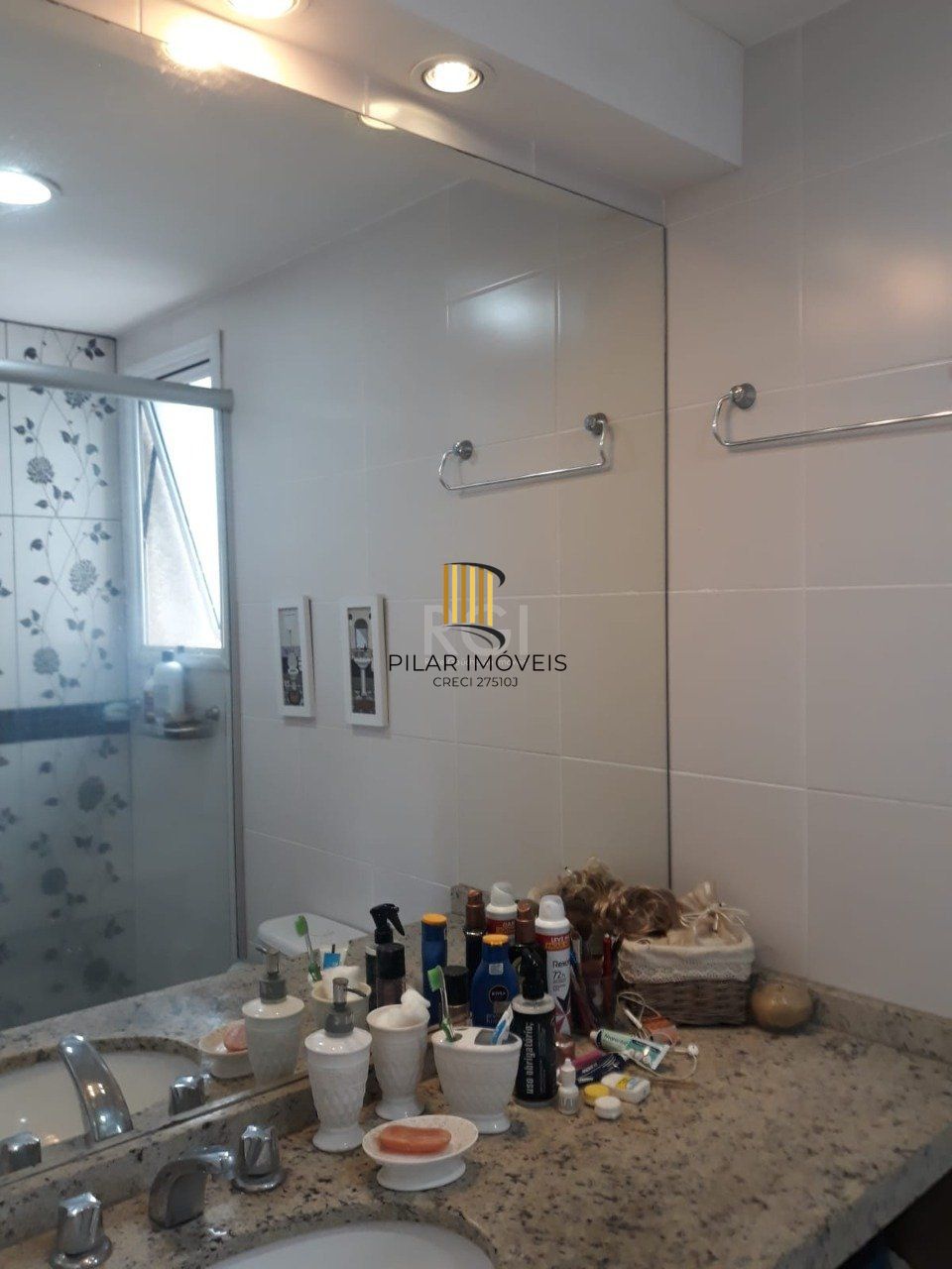 Apartamento de três dormitórios, suíte e uma vaga de garagem no bairro Cristo Redentor em Porto Alegre.
