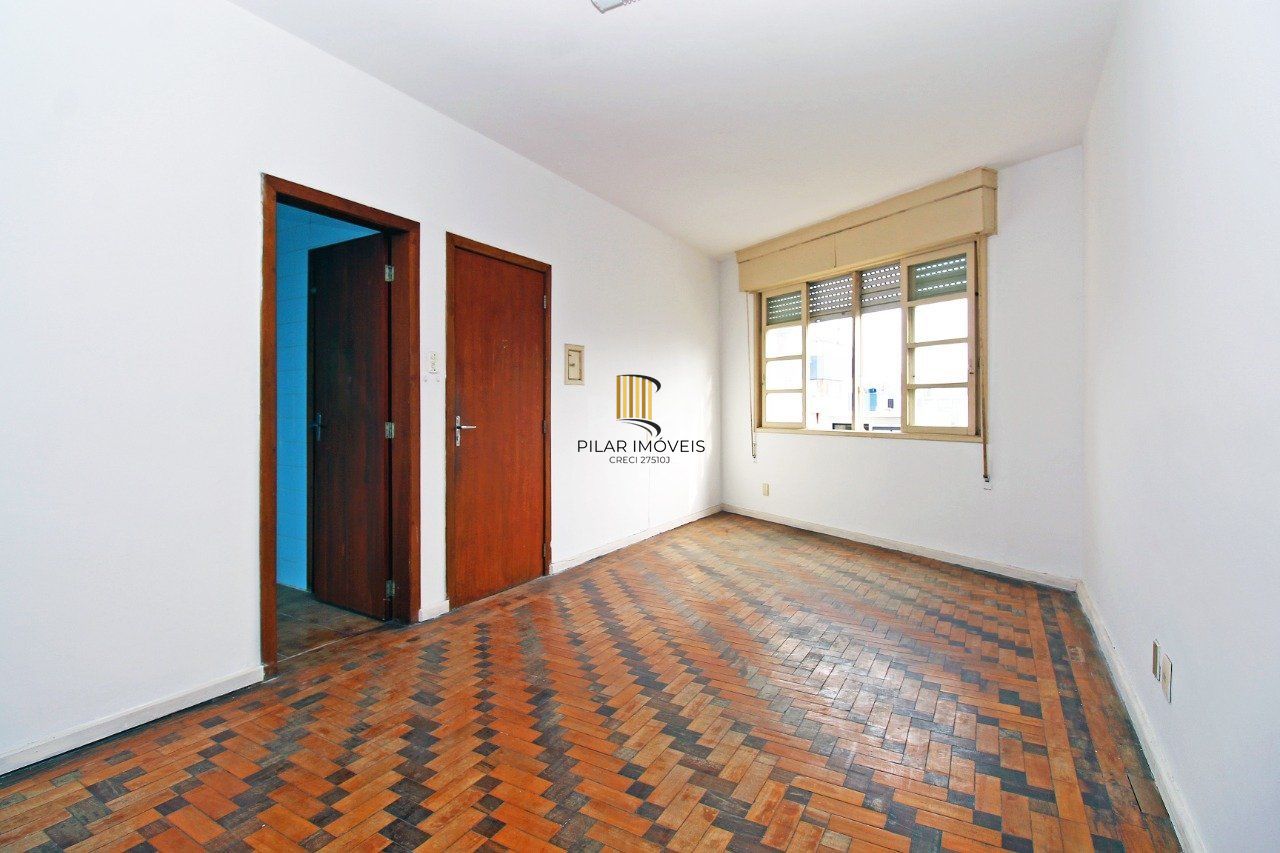 Apartamento de 2 (dois) dormitórios, com excelente localização, no Bairro Petrópolis. Amplo living, cozinha e área de serviço, banho social.