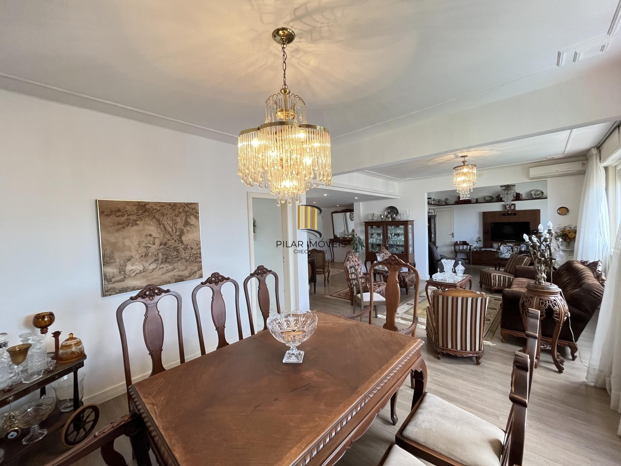 3 quartos, gabinete ou 4º quartos e 1 vaga de garagem junto ao Moinhos de Vento