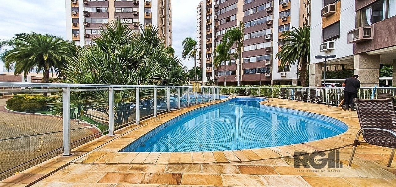 Apartamento de três dormitórios, suíte e duas vagas de garagem no bairro Higienópolis em Porto Alegre.
