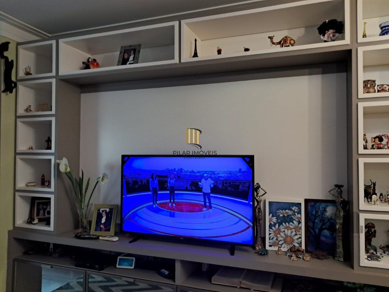 Apartamento de dois quartos, suíte e uma vaga de garagem no bairro Santana em Porto Alegre.