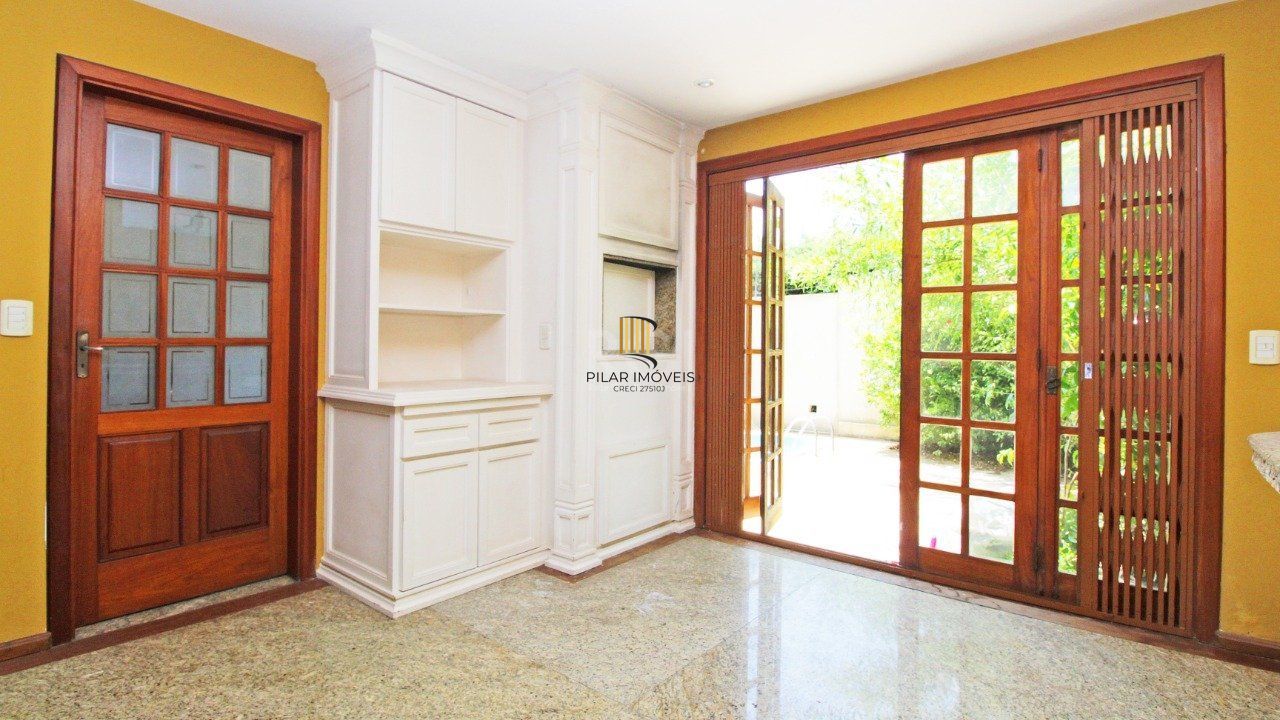   Excelente casa em condomínio com três (3) dormitórios, uma (1) suíte, duas (2) vagas de garagem próximo  ao Barra Shopping , no bairro  Cristal em Porto Alegre.