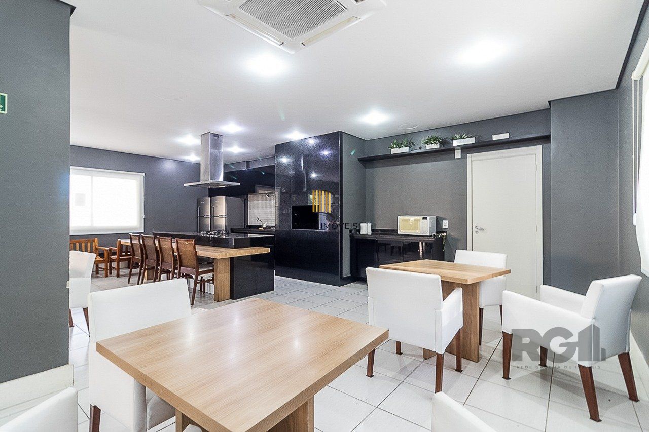  Excelente apartamento semi mobiliado de 3 quartos (dormitórios) transformados em 2 quartos, suíte, churrasqueira e 2 vagas de garagem no bairro Jardim Carvalho em Porto Alegre.
