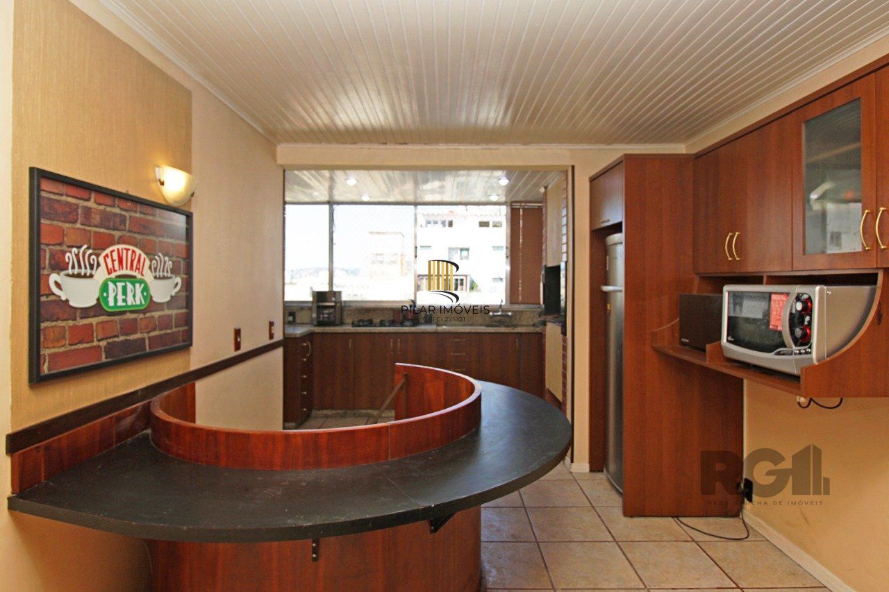 Vende Apartamento de cobertura duplex de 2 dormitórios com garagem escriturada e semi-mobiliado, no bairro Cidade Baixa.