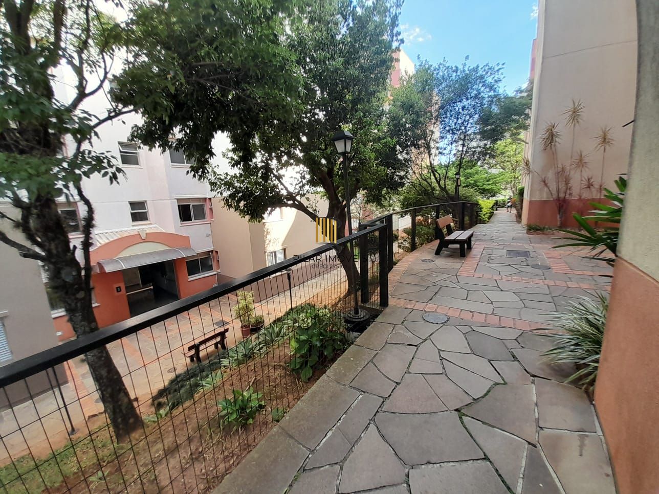 Apartamento de dois quartos e uma vaga de garagem em condomínio com infraestrutura de lazer e segurança.