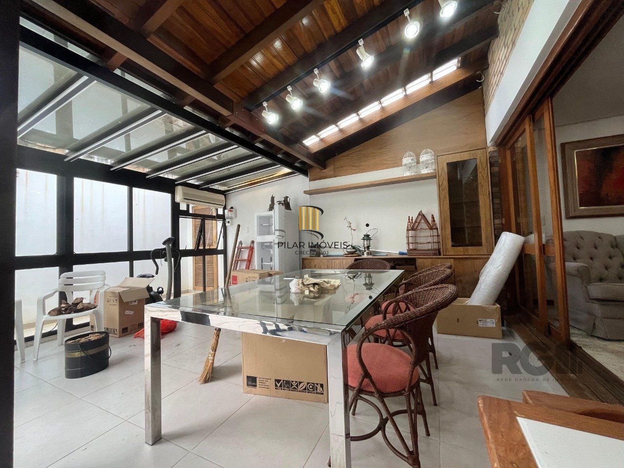 Casa de três quartos, suíte e quatro vagas de garagem no bairro Menino Deus em Porto Alegre