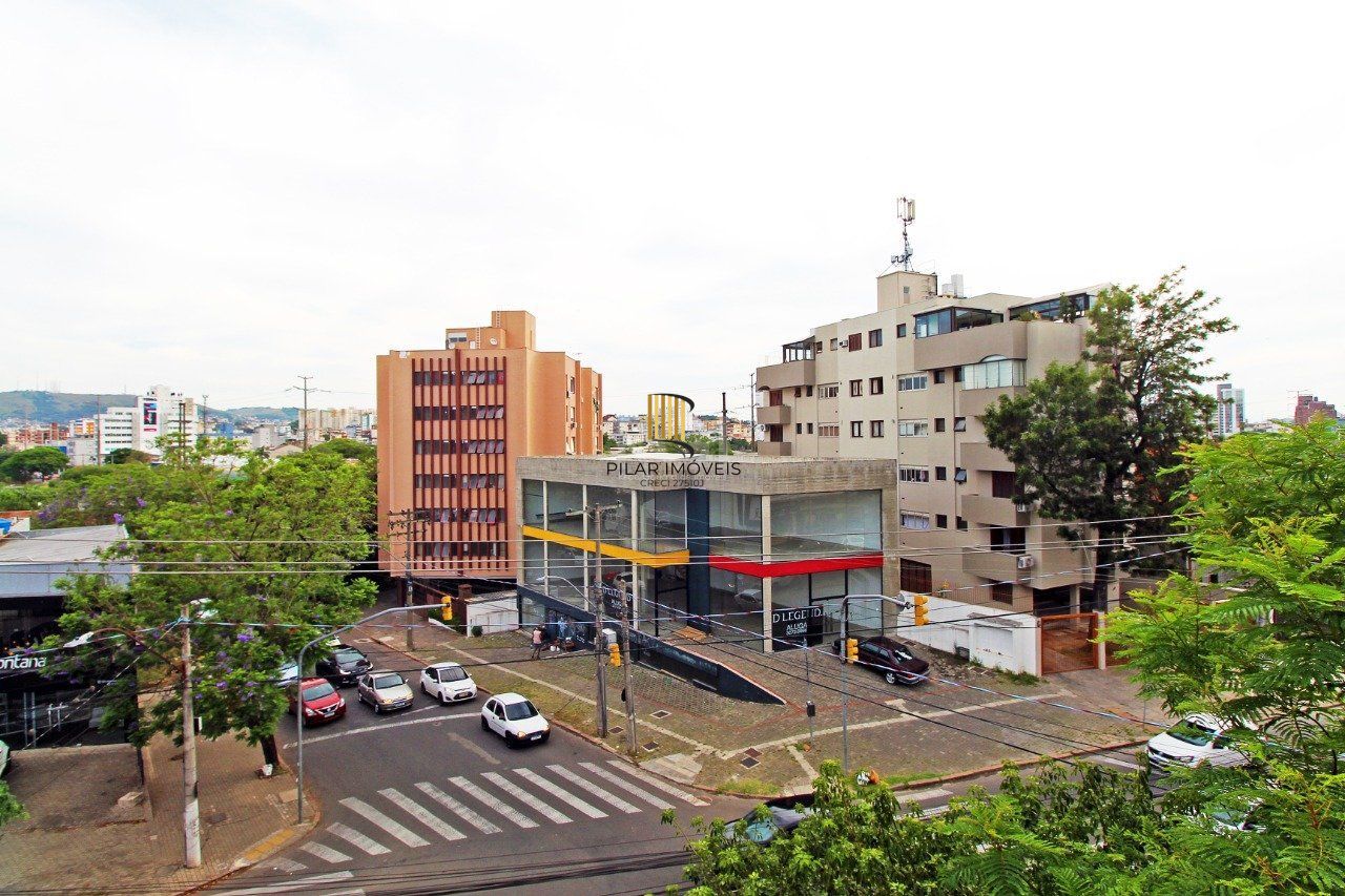 Apartamento de 2 (dois) dormitórios, com excelente localização, no Bairro Petrópolis. Amplo living, cozinha e área de serviço, banho social.