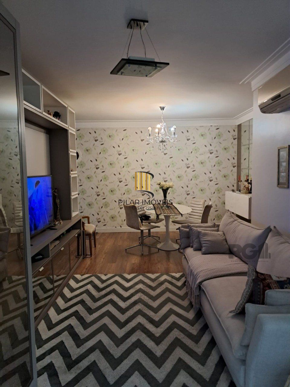 Apartamento de dois quartos, suíte e uma vaga de garagem no bairro Santana em Porto Alegre.
