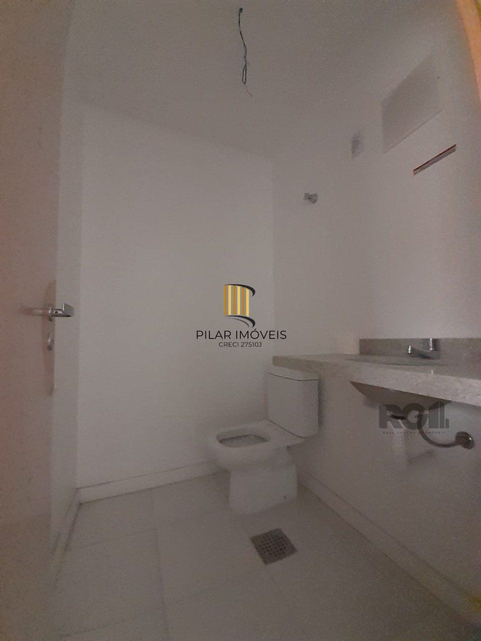 Excelente sala comercial no Menino Deus, com uma vaga de garagem.